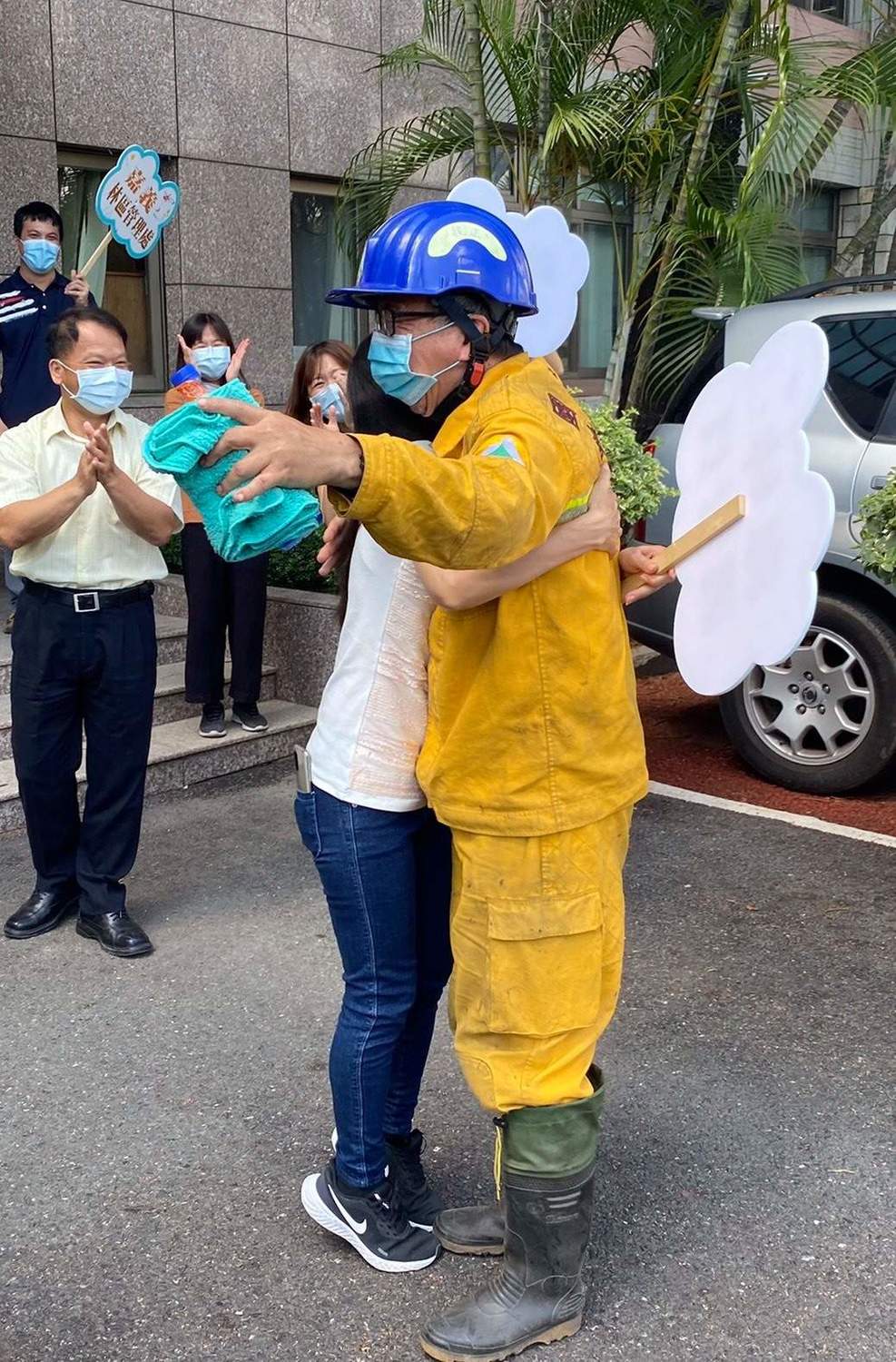 森林大火救災英雄回家場面感人 禍首恐被求償上億元