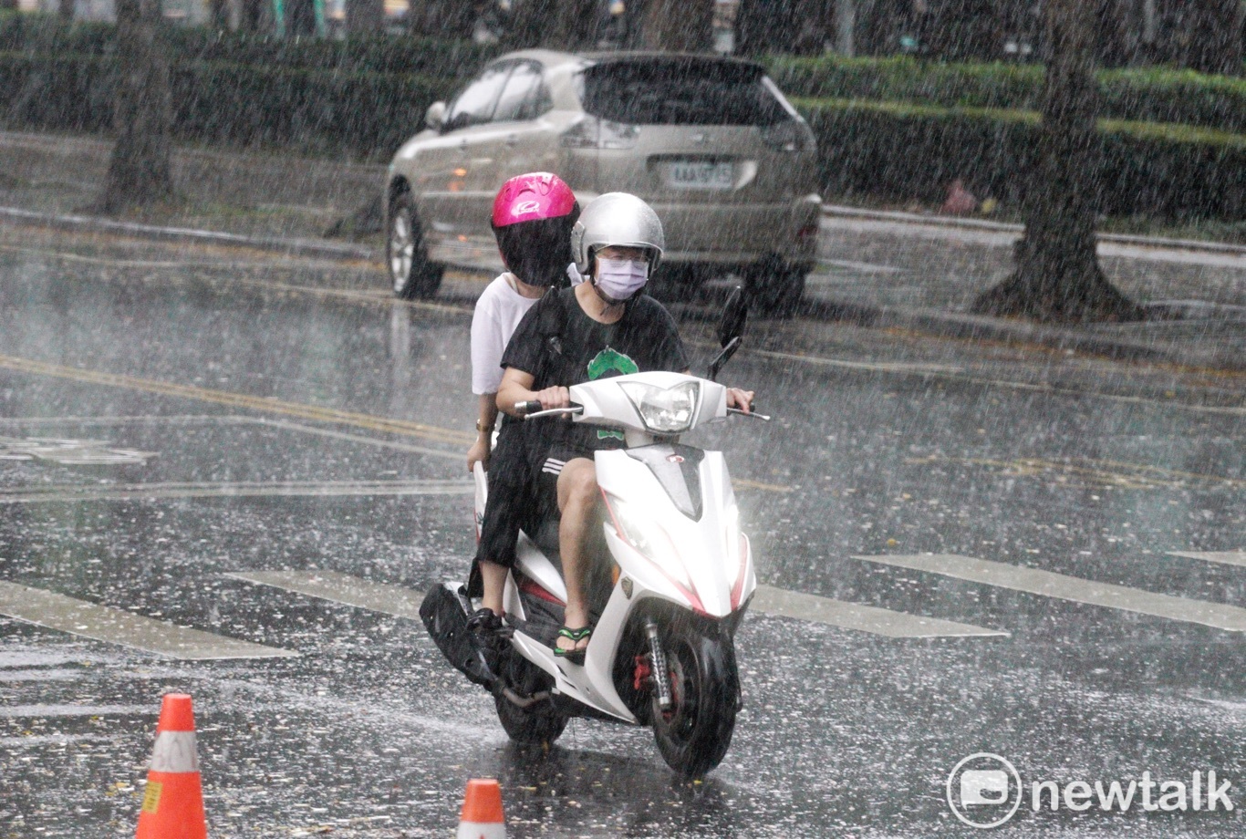 西南氣流挾帶大雨轟炸南台灣，高屏區有1處道路封閉、3處災阻路段、5處道路災情。（示意圖）   圖：張良一/攝