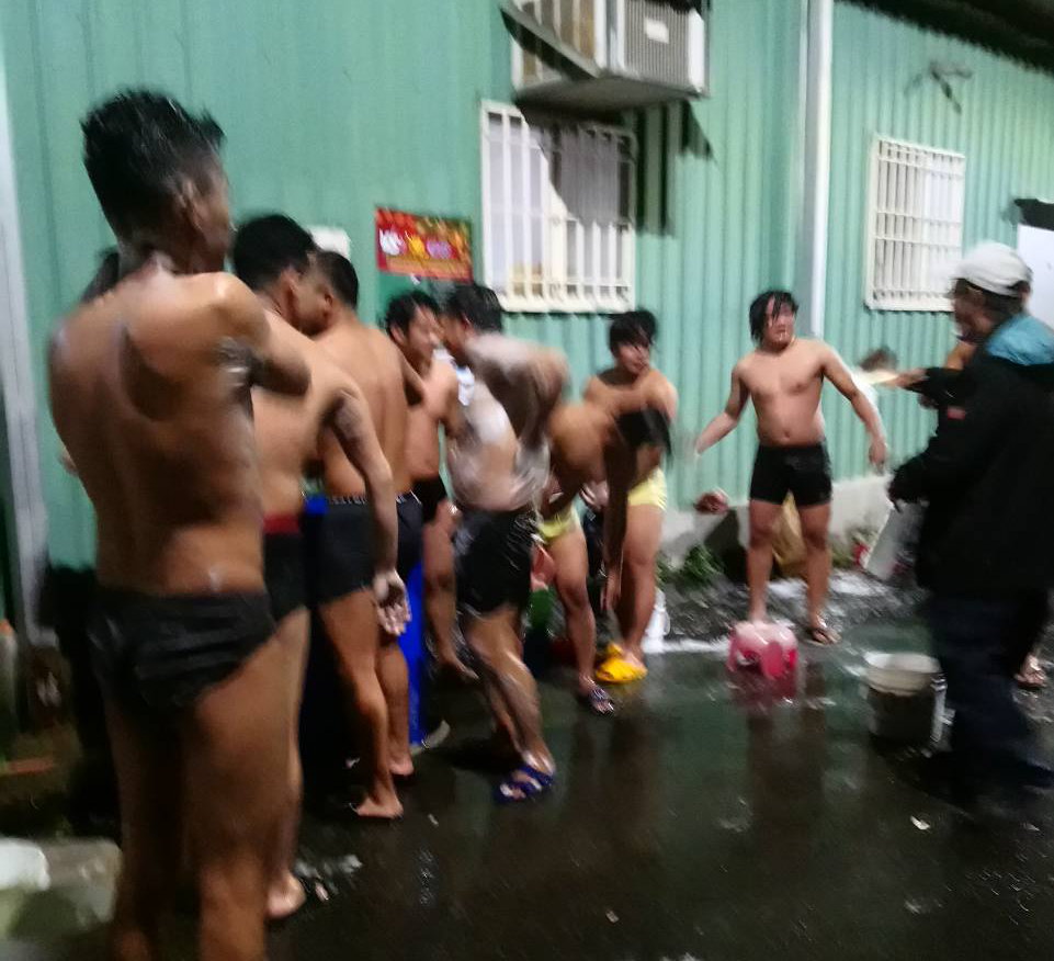 外籍漁工露天盥洗遭民眾檢舉未戴口罩。   圖：民眾/提供