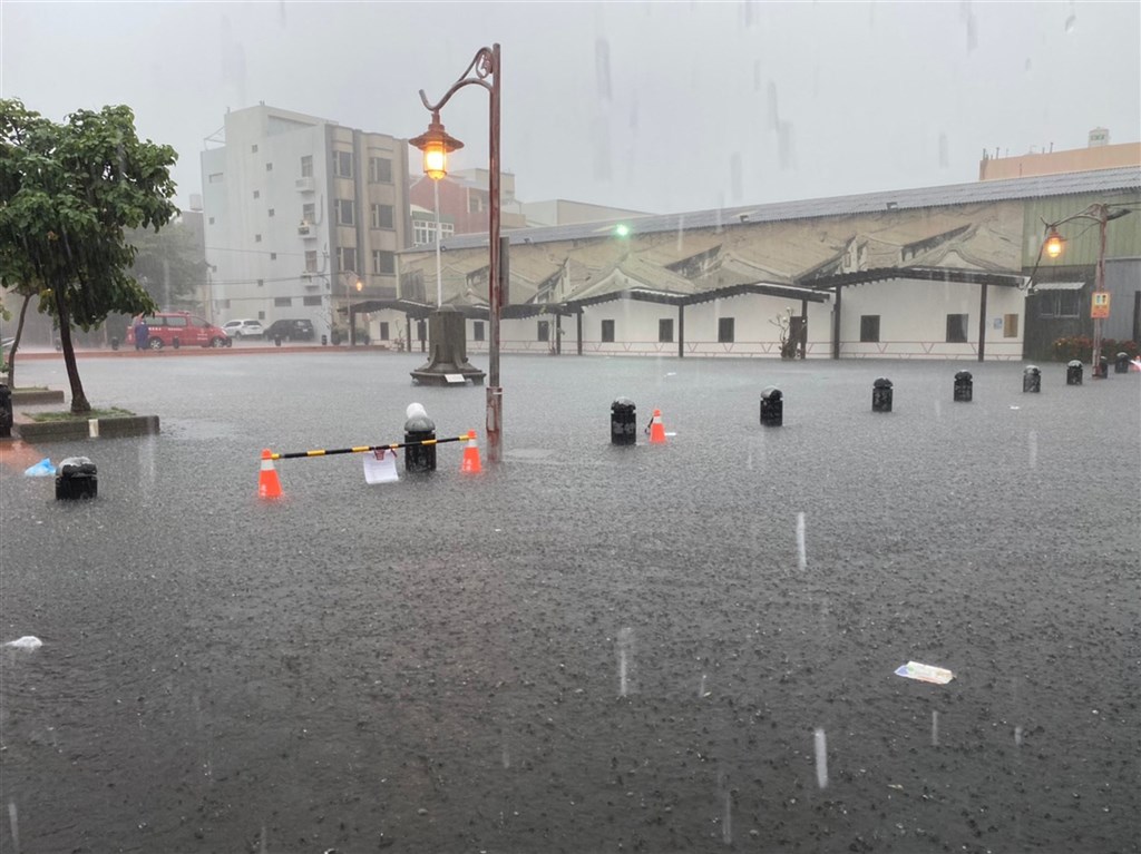 彰化豪雨 天后宮廣場淹水灌入正殿、曉陽地下道封閉