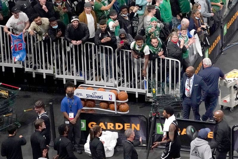 NBA／踩綠軍隊徽後被丟水瓶　厄文：這是種族主義的娛樂