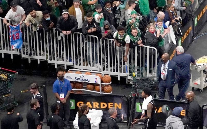 NBA／踩綠軍隊徽後被丟水瓶　厄文：這是種族主義的娛樂 | 體育 | 新