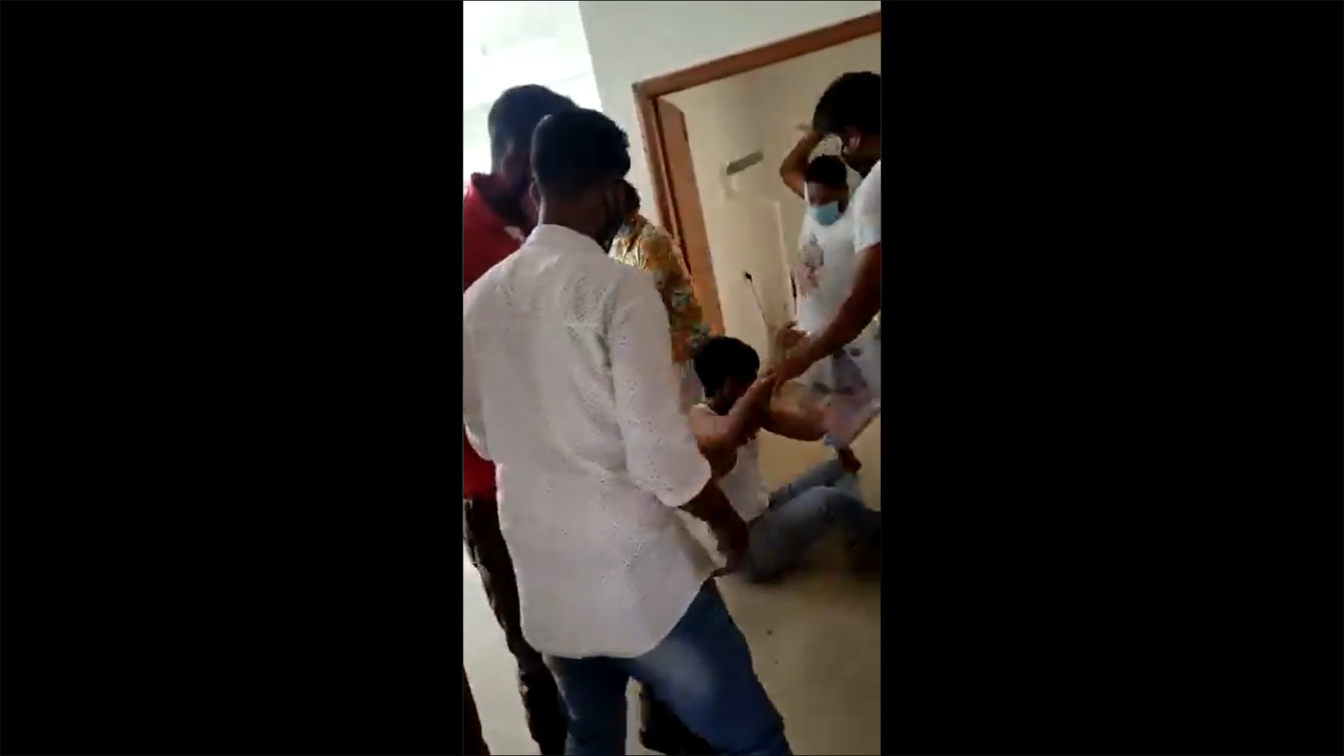 (影) 竹棍、腳踹、臉盆砸 印度確診患者離世後 醫生竟遭24人圍毆 |