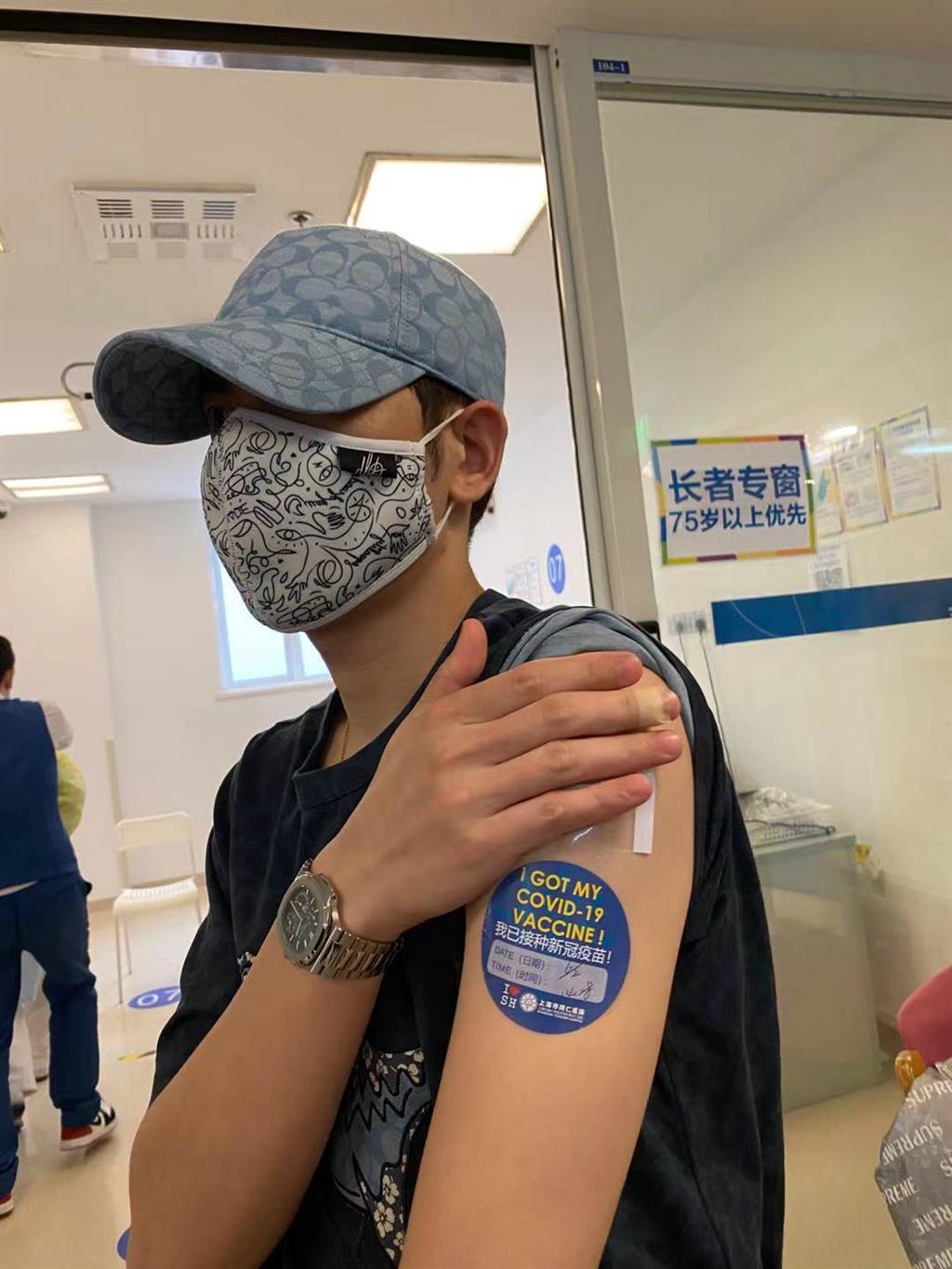 蕭敬騰持台胞證免費接種中國疫苗！經紀人證實：打疫苗是世界趨勢