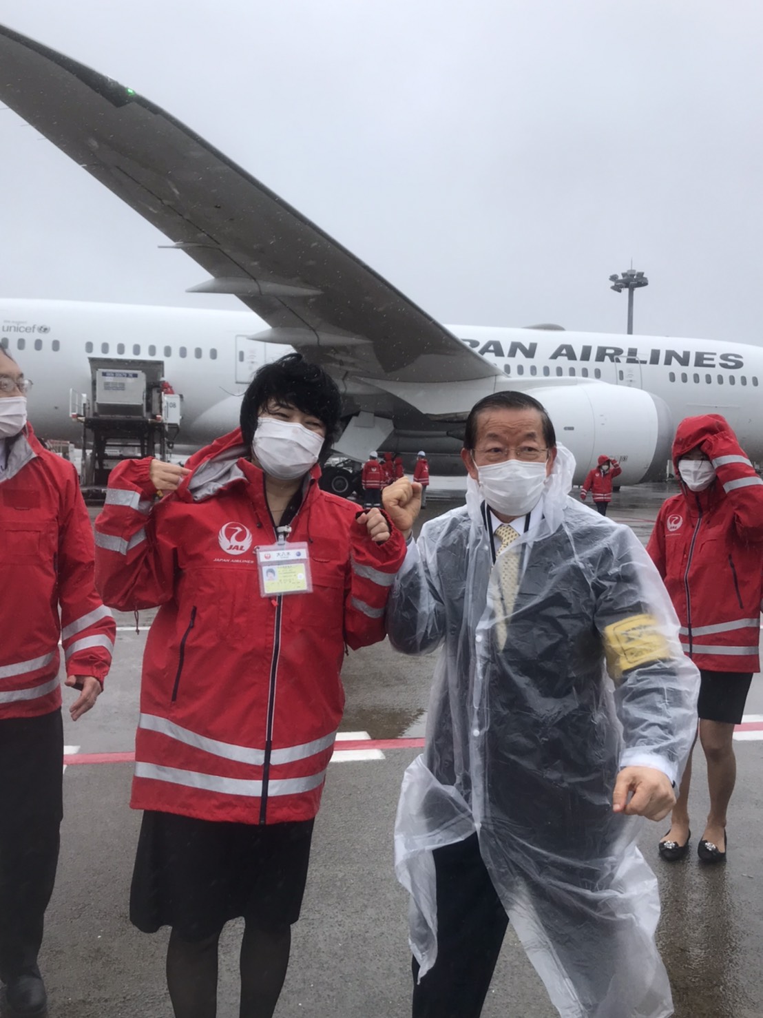 日航專機AZ疫苗起飛了！謝長廷於成田機場冒雨鞠躬：故鄉的人啊 望大家平安
