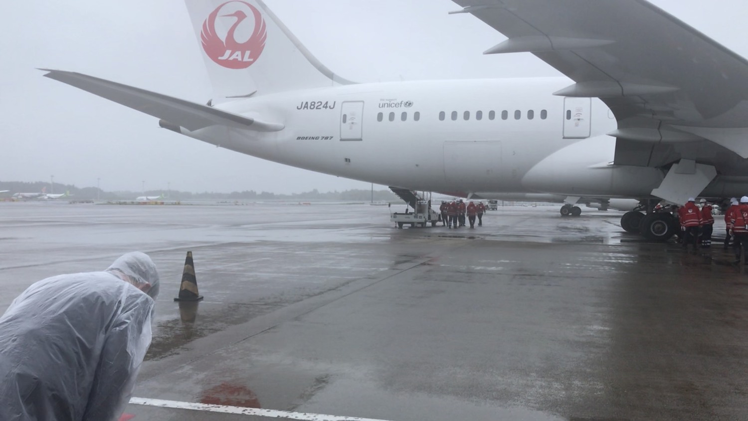 日航專機AZ疫苗起飛了！謝長廷於成田機場冒雨鞠躬：故鄉的人啊 望大家平安