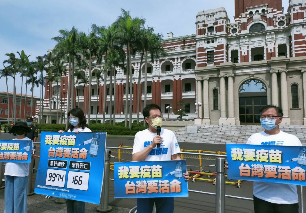 藍委連7天繞總統府要疫苗 綠委批：立委職責不在凱道