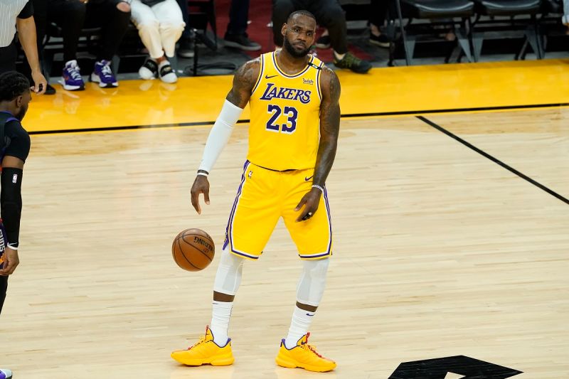 NBA／不爽吹罰而消極比賽？詹皇末節放棄拚戰引發爭議