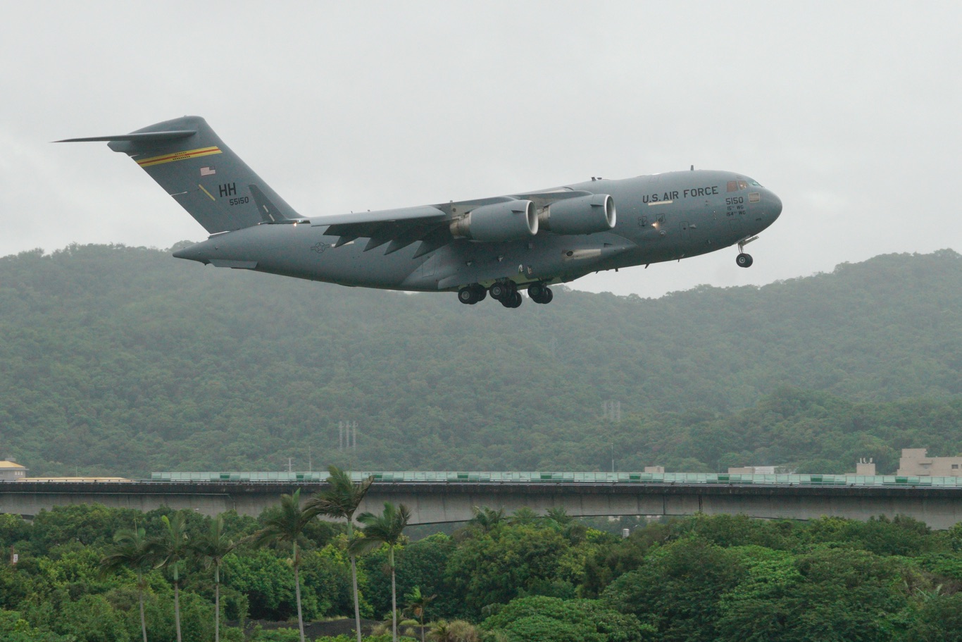 現場直擊》美跨黨派議員搭乘C-17運輸機飛抵松山機場