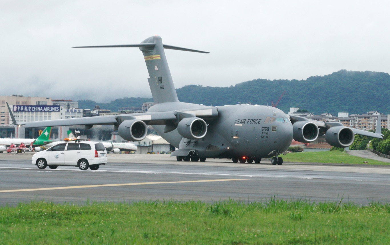 現場直擊》美跨黨派議員搭乘C-17運輸機飛抵松山機場