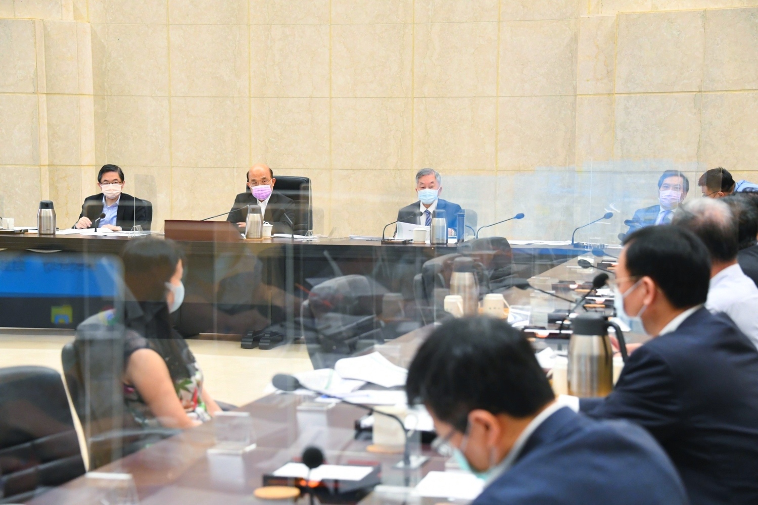 擴大防疫會議 蘇揆籲：改善移工居住及工作環境  疫苗施打透明化