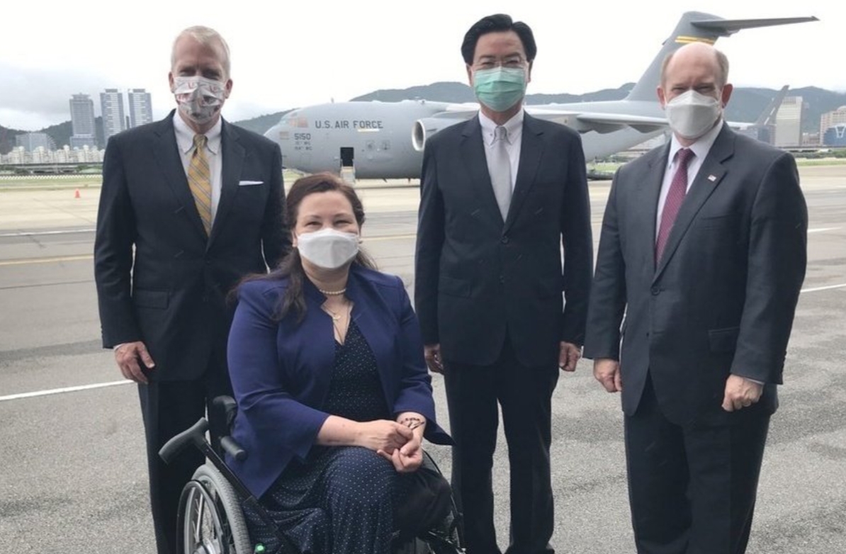 美霸王軍機降落台灣 「戰狼」靜悄悄 專家笑：是打口水戰的 不負責對付軍機
