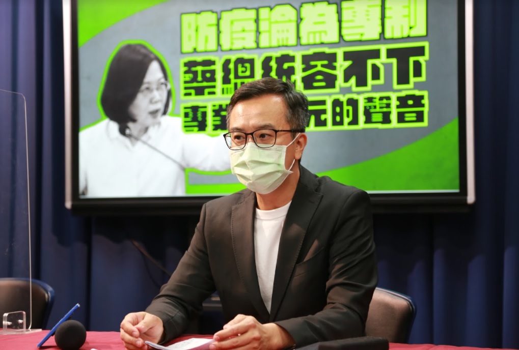 陳培哲質疑國產疫苗遭攻擊 國民黨嗆蔡：台灣要走向專制了嗎？