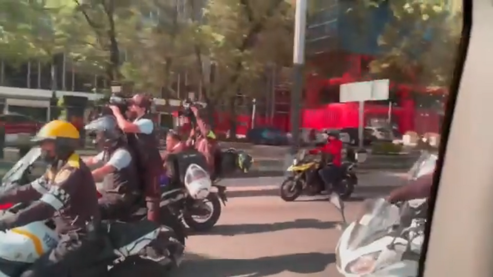 (影) 美正、副總統同時不在家! 賀錦麗訪墨西哥 大批摩托車隊追趕 場面混亂
