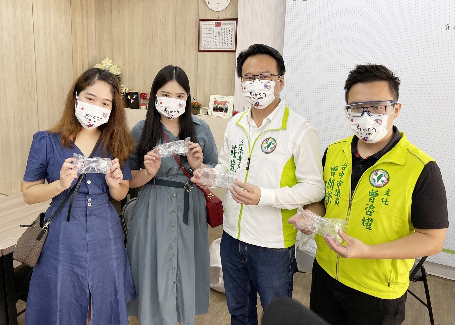 收入暫停愛心不能斷 創業小資女捐護目鏡 莊競程：令人感佩