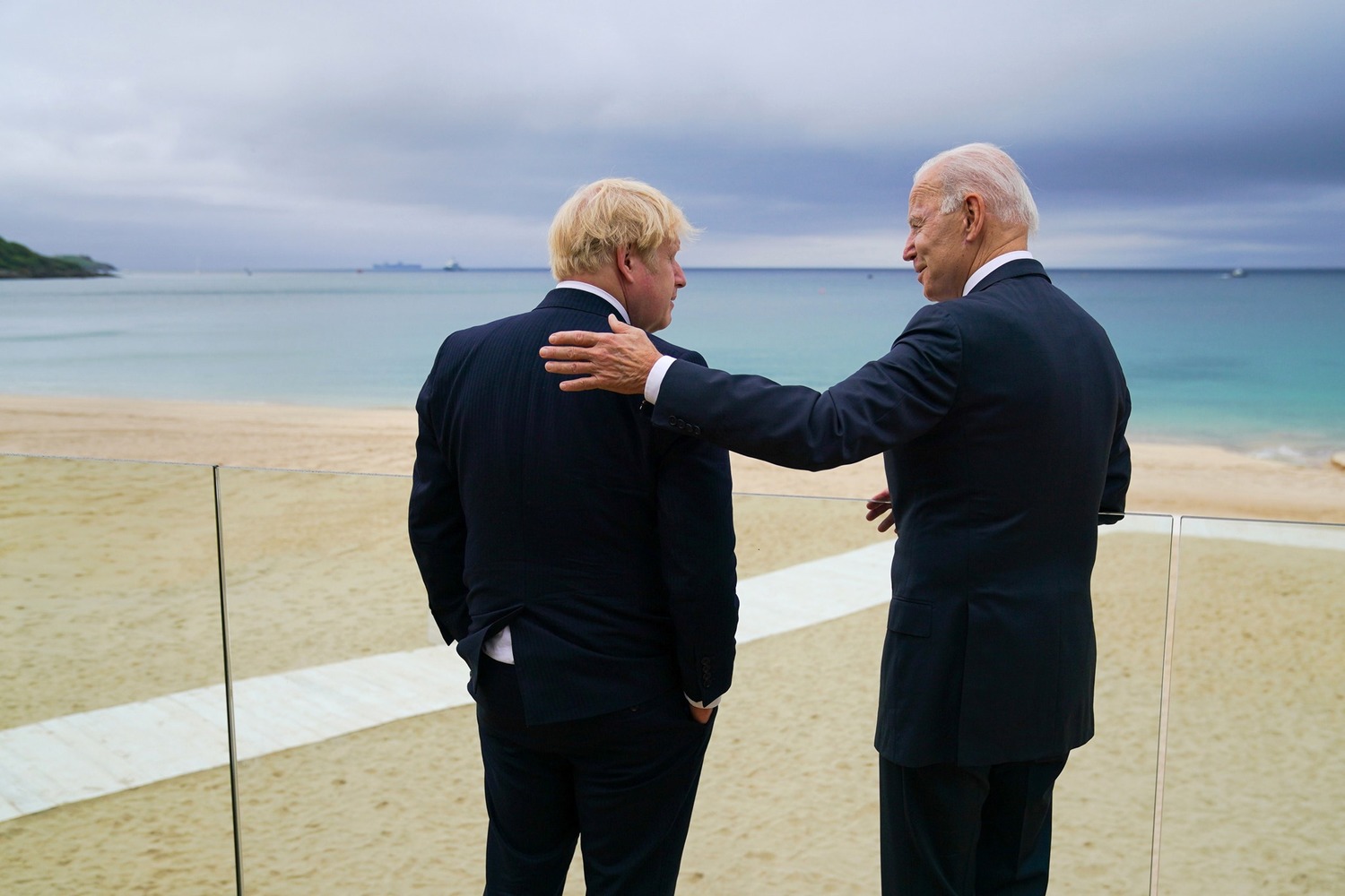 美國總統拜登（右）首度訪問英國，會見首相強生，秀出搭肩照，強調兄弟之邦情誼深厚。   圖：翻攝自拜登臉書