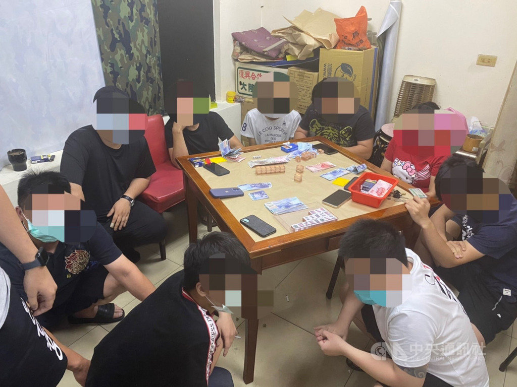 新北警破獲洗車場聚賭  赫見離譜媽帶8歲童到場