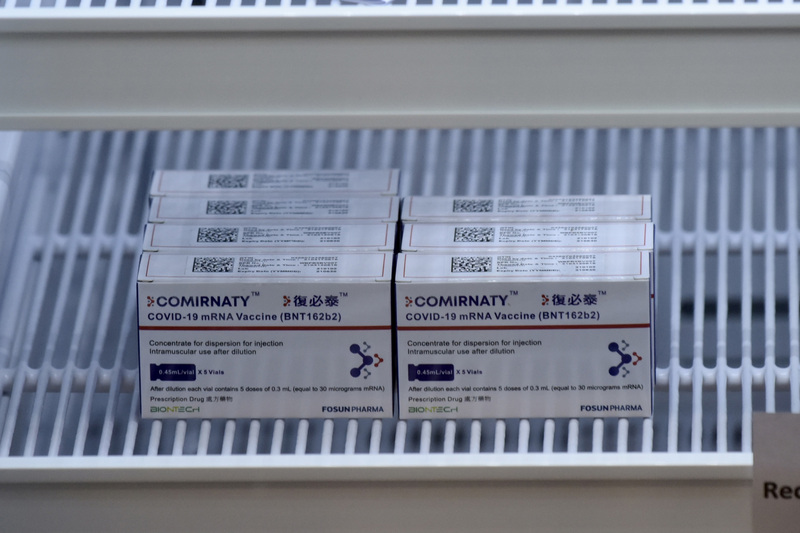 將於9月2日上午運到台灣的輝瑞/BNT 新冠疫苗，包裝上印有「復必泰」的字樣。   圖：中新社（資料照）