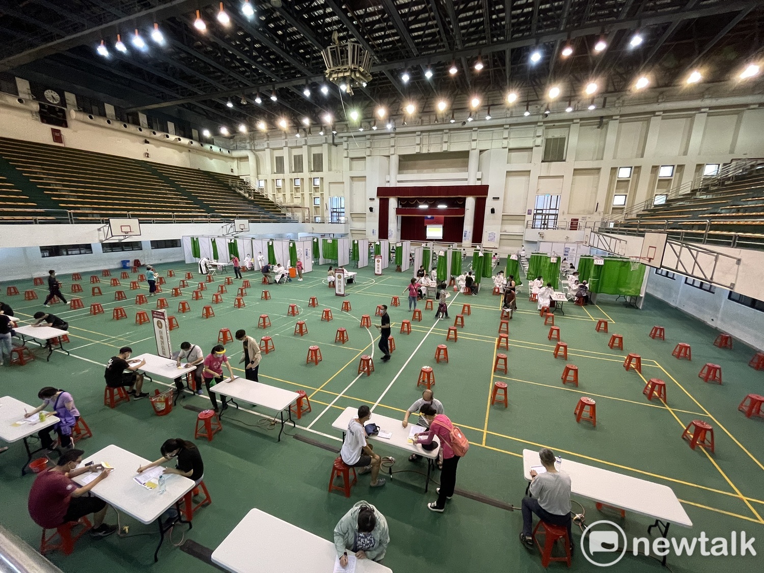 黃偉哲視察大型疫苗接種站 期許大家速獲免疫力