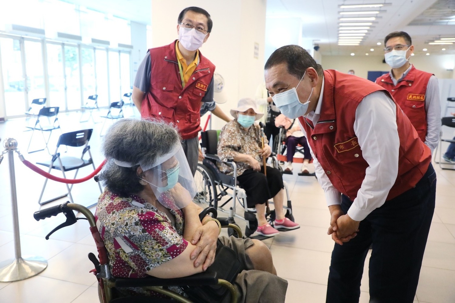 新北85歲以上長者接種疫苗 侯友宜：接種率約6成