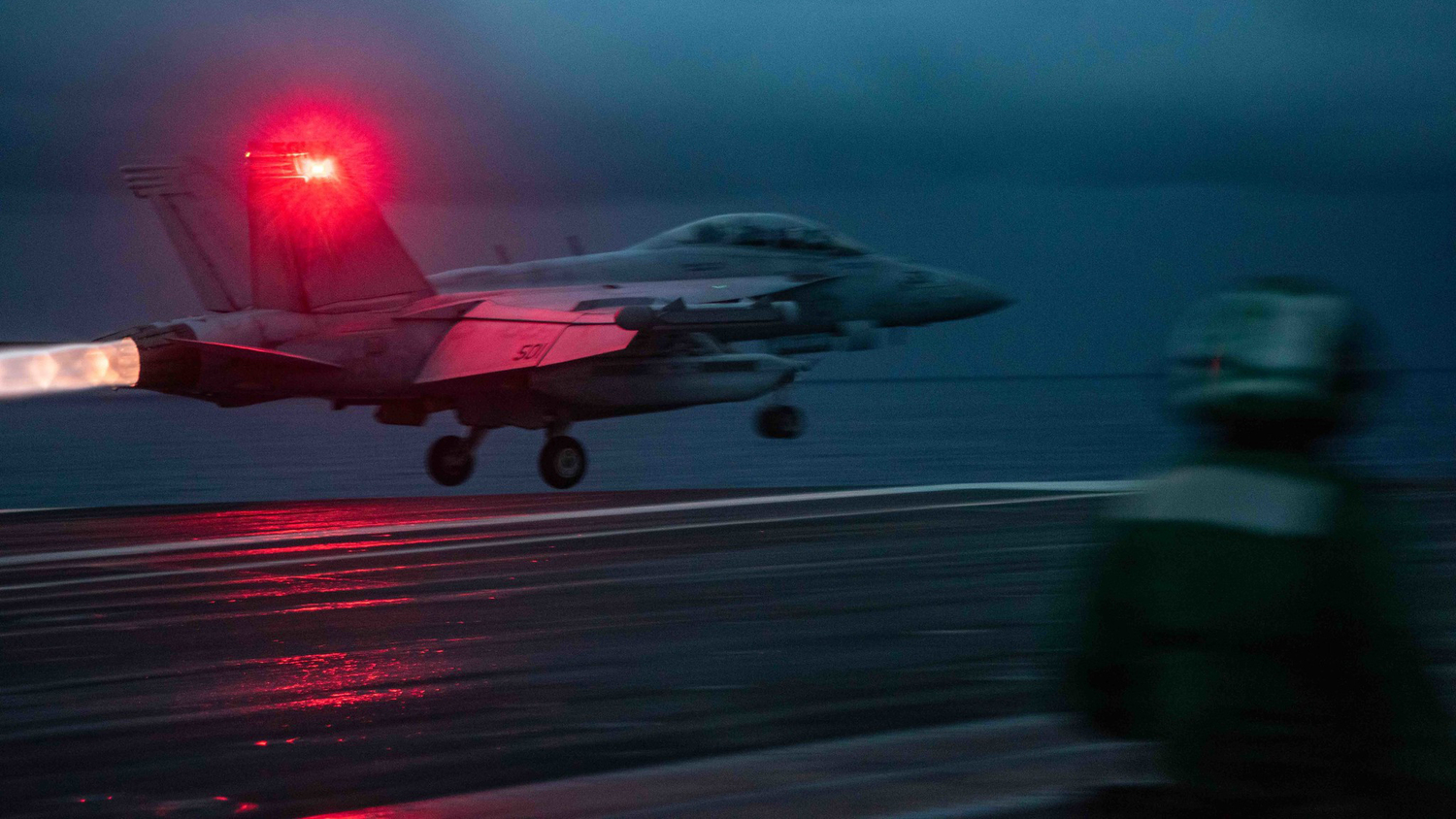 雷根號航母抵南海 F-18漏夜、冒雨戰訓起降