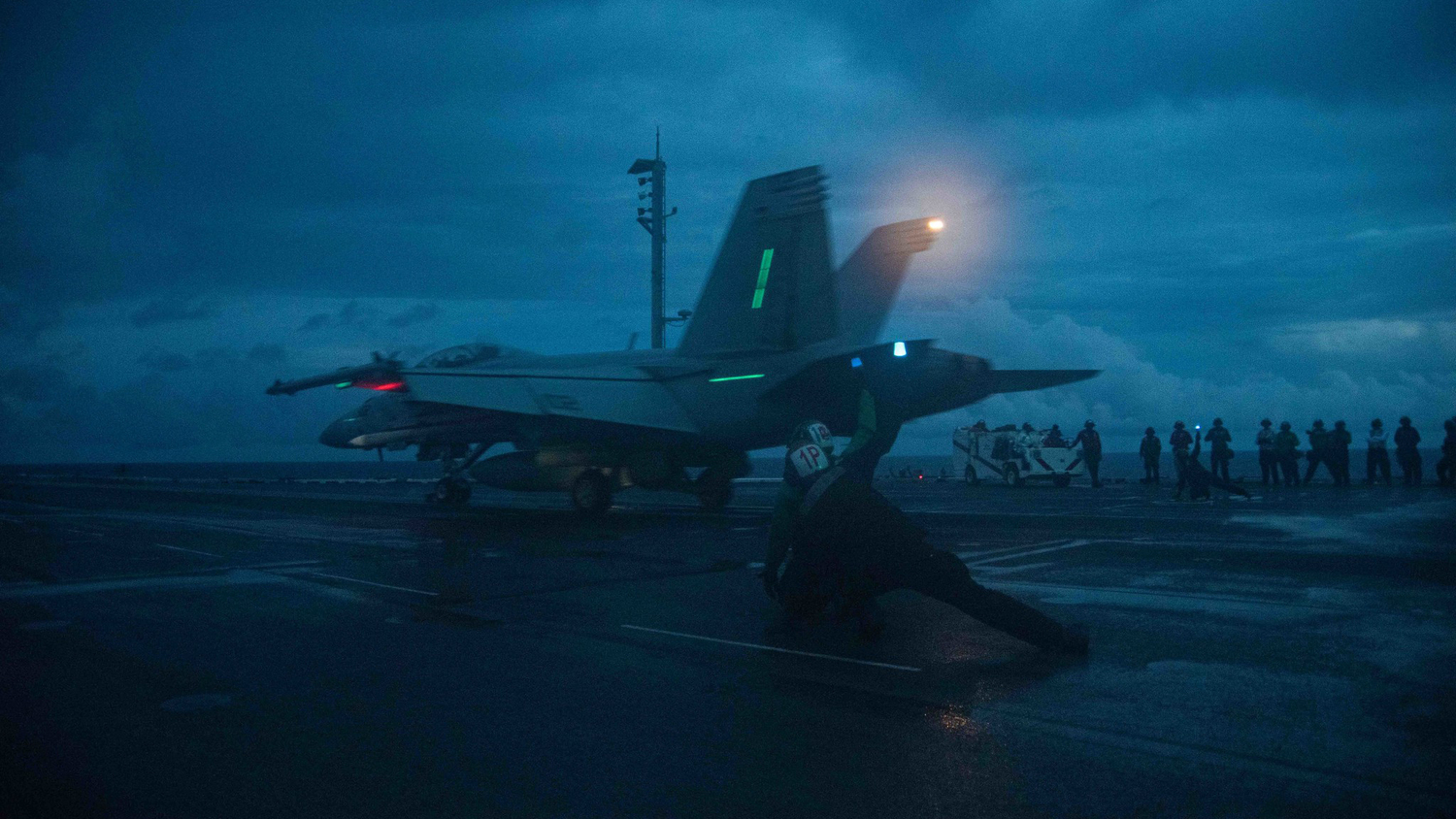 雷根號航母抵南海 F-18漏夜、冒雨戰訓起降