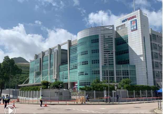 香港國安處17日動員500警力，再對《蘋果日報》大樓進行大規模搜查，並以違反港版國安法為由，逮捕《壹傳媒》高層5人，並凍結公司資產。   圖：翻攝香港電台網站