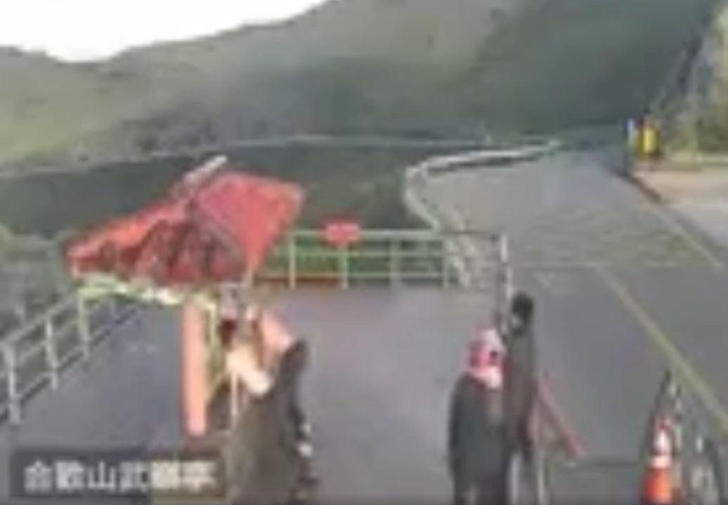 三級警戒》5遊客擅闖武嶺亭「裸身扭屁股」！太管處將開罰