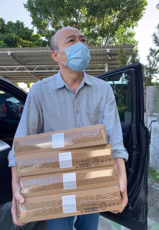「韓先生」來送貨 百台助學筆電送中南部偏鄉育功院