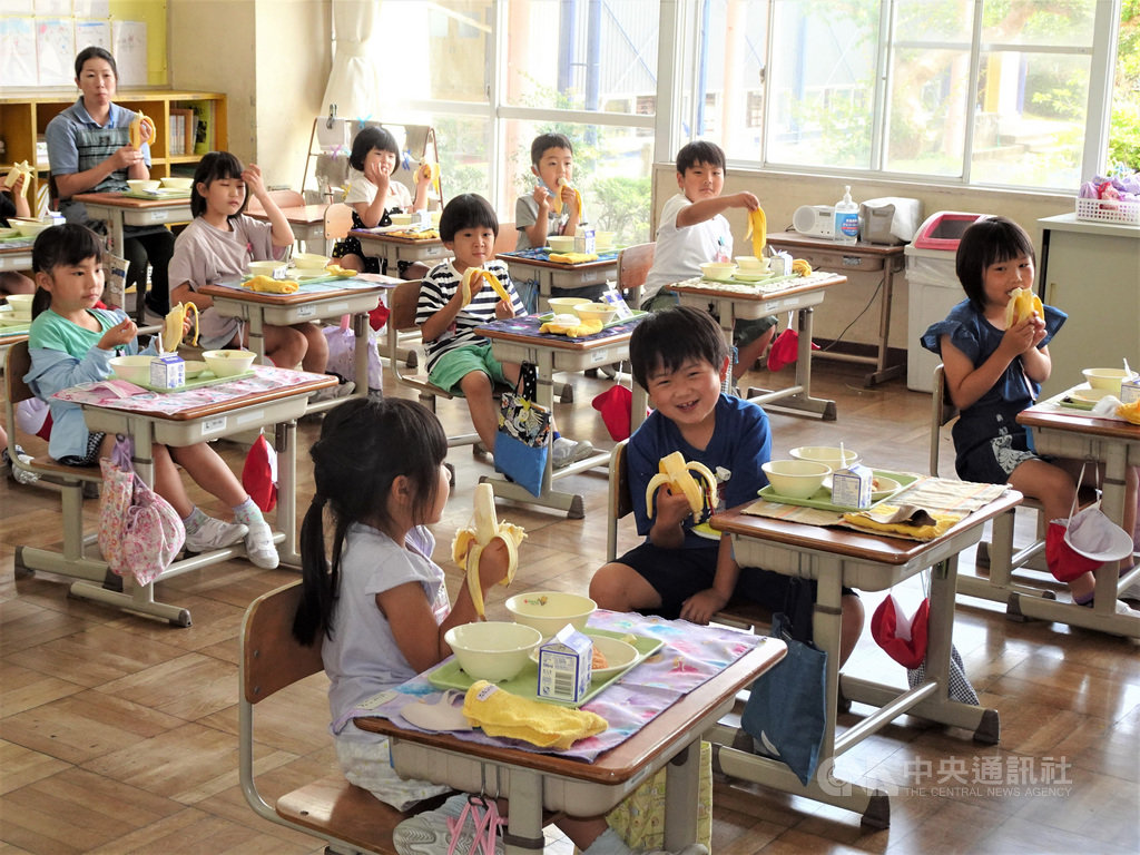 謝長廷東奧接待城送香蕉 內心惦記爭取疫苗