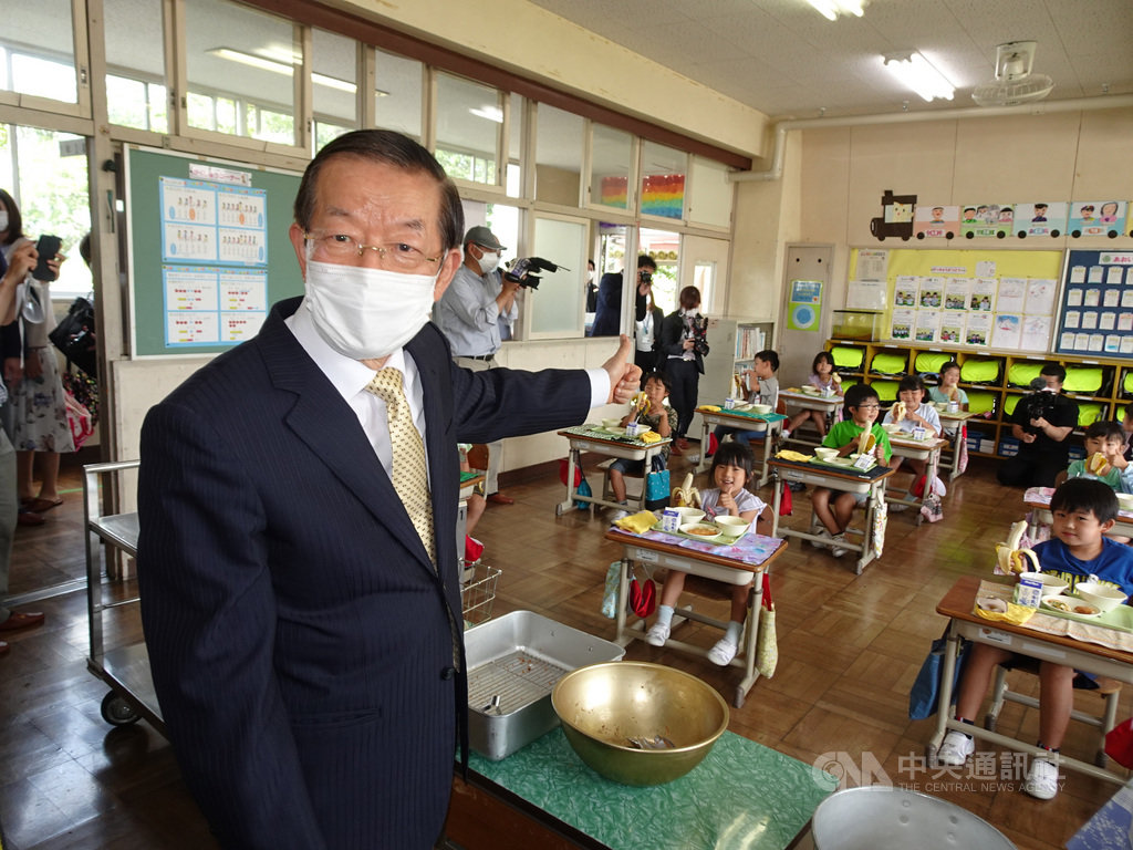 謝長廷東奧接待城送香蕉 內心惦記爭取疫苗