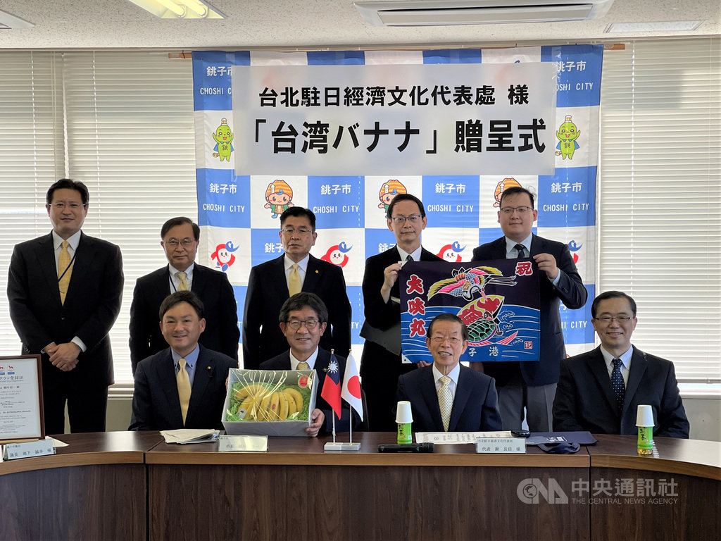 謝長廷東奧接待城送香蕉 內心惦記爭取疫苗