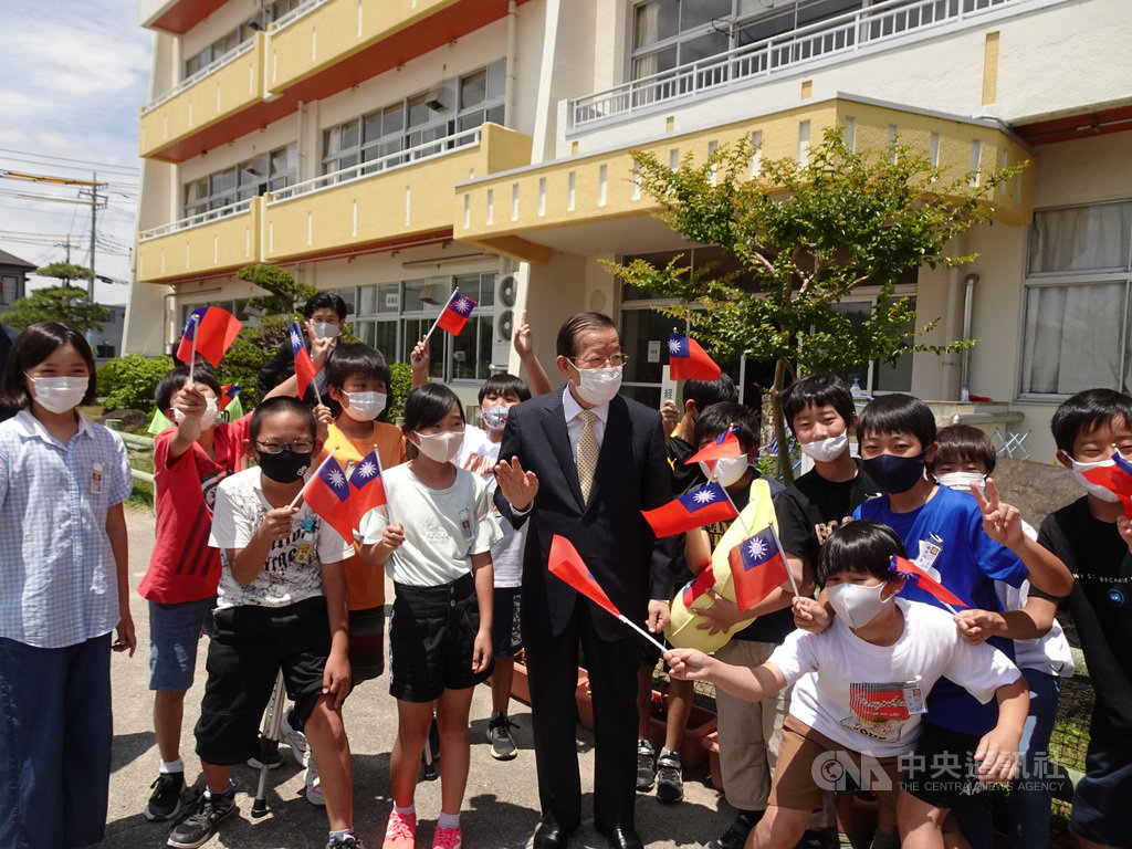 謝長廷東奧接待城送香蕉 內心惦記爭取疫苗
