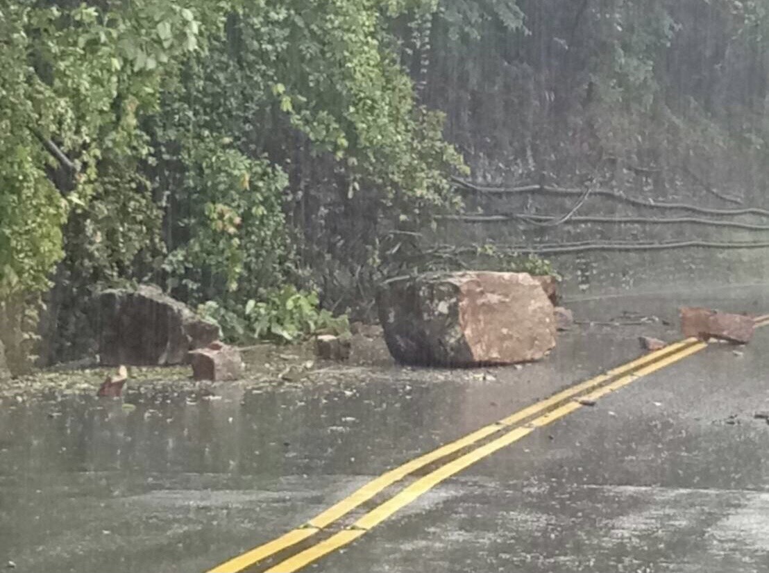 大雨襲擊！中橫台8線20K半人高落石砸下 員警冒雨交管維護安全