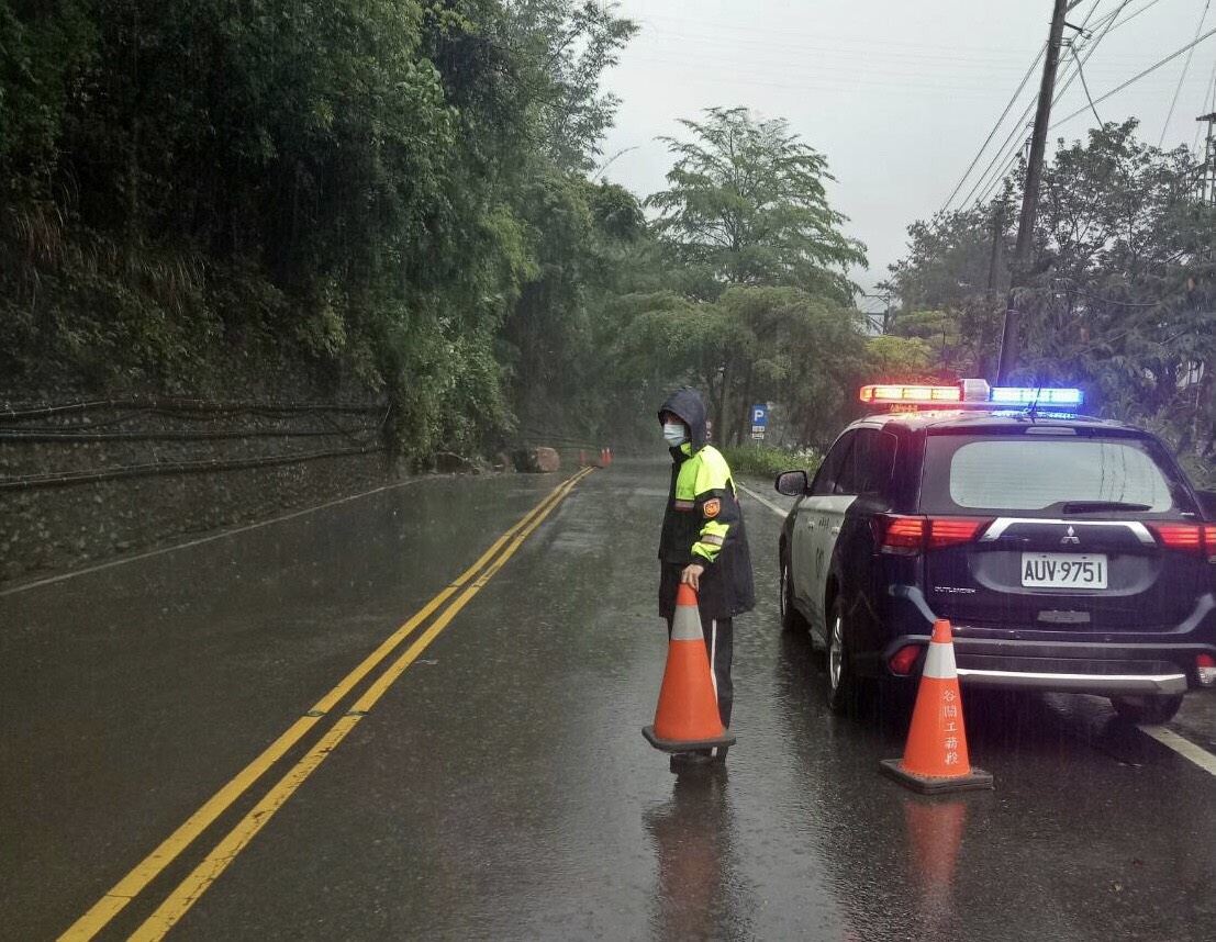大雨襲擊！中橫台8線20K半人高落石砸下 員警冒雨交管維護安全