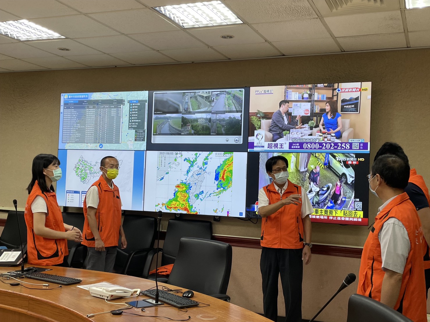 大雨襲擊！中橫台8線20K半人高落石砸下 員警冒雨交管維護安全