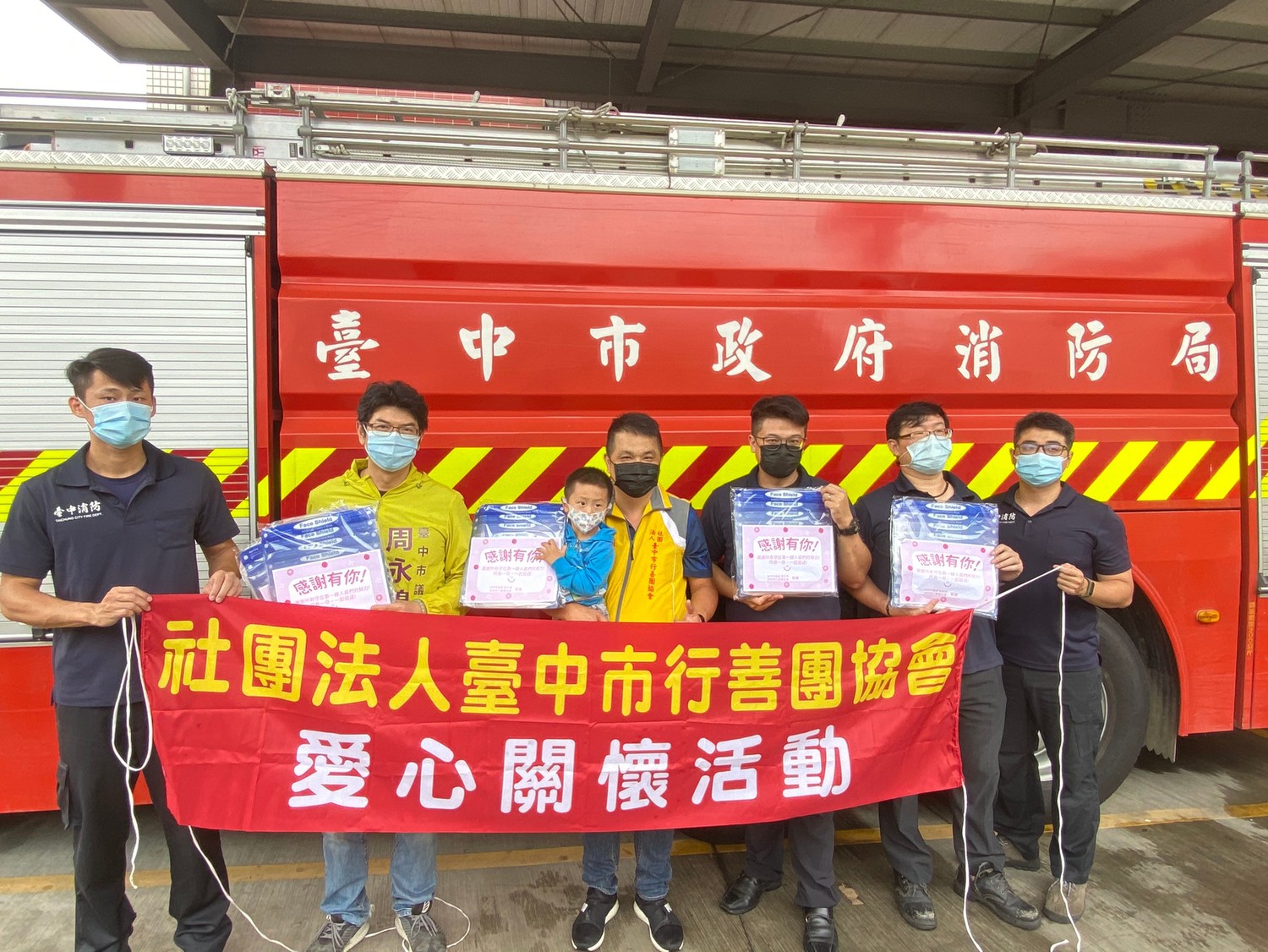 防疫情兼顧巴肚  中市議員周永鴻攜手行善團送便當、防護面罩