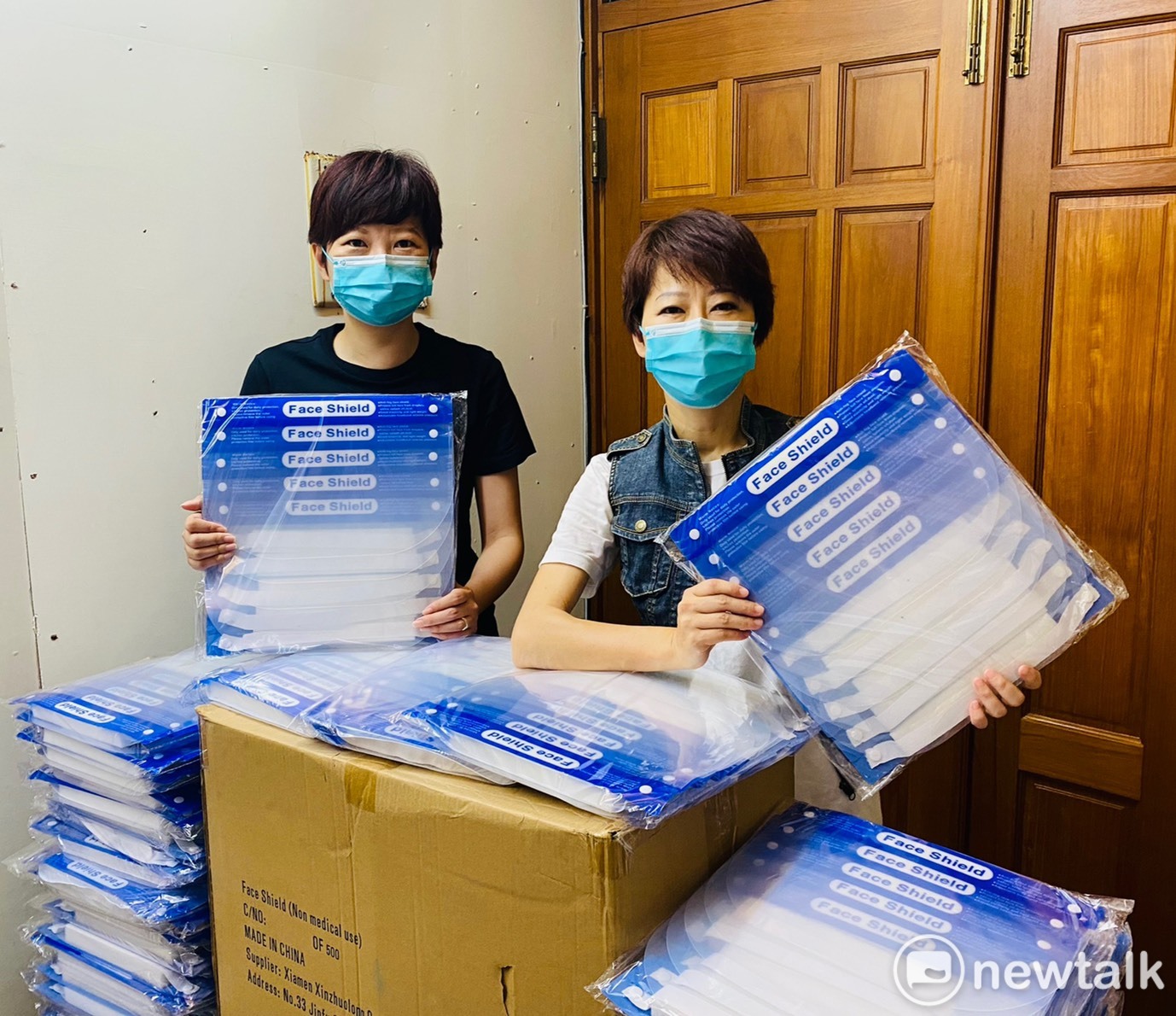 和里長並肩作戰，陳亭妃陳怡珍贈2000防護面罩給里鄰防疫志工