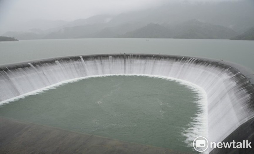 近來梅雨鋒面及西南風持續帶來降雨，全台有6座水庫已達滿庫或接近滿庫（圖為南化水庫）。   圖：台南市政府提供