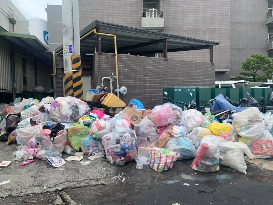 無視三級警戒！王必勝才剛撤  京元電爆6/28取消分流 「垃圾山」照片曝光