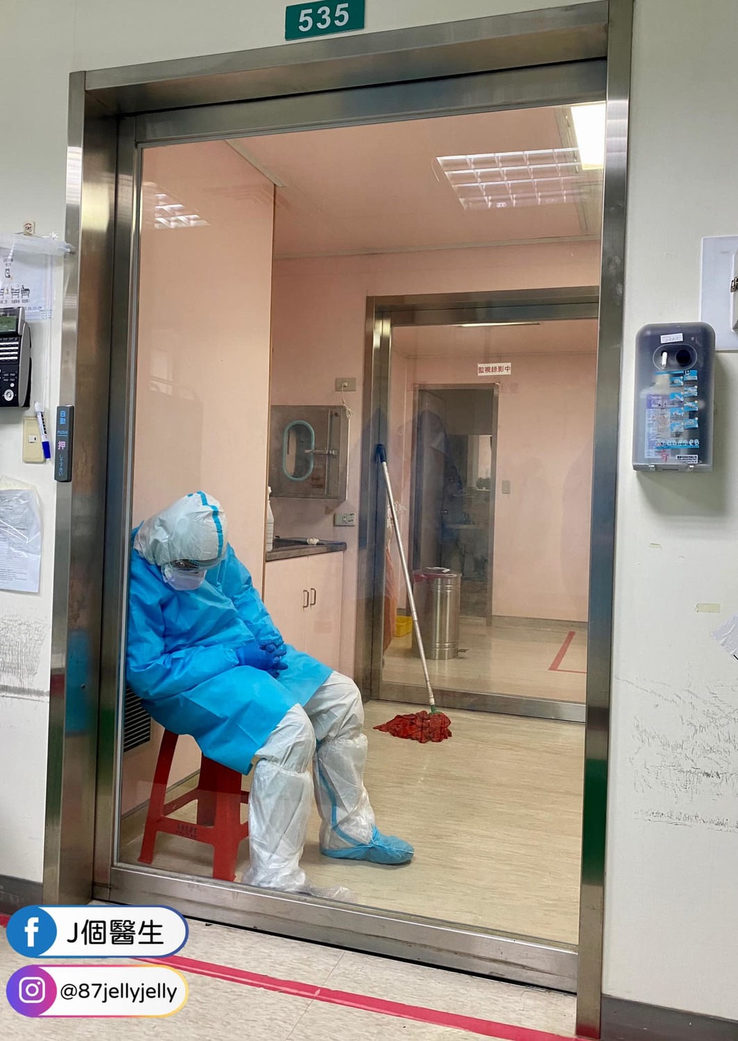 只能靠牆休息！醫師曝清潔人員崩潰日常：要穿防護衣待負壓病房100分鐘
