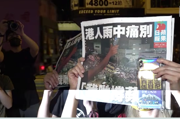 港共當局選擇此時向港蘋下手，也是為了向71獻禮，今年71中共要慶祝建黨百年、香港淪陷24週年。香港蘋果日報的一生26年，有24年是在共產黨統治下奮戰到最後一天。   圖：翻攝香港電台網站影片