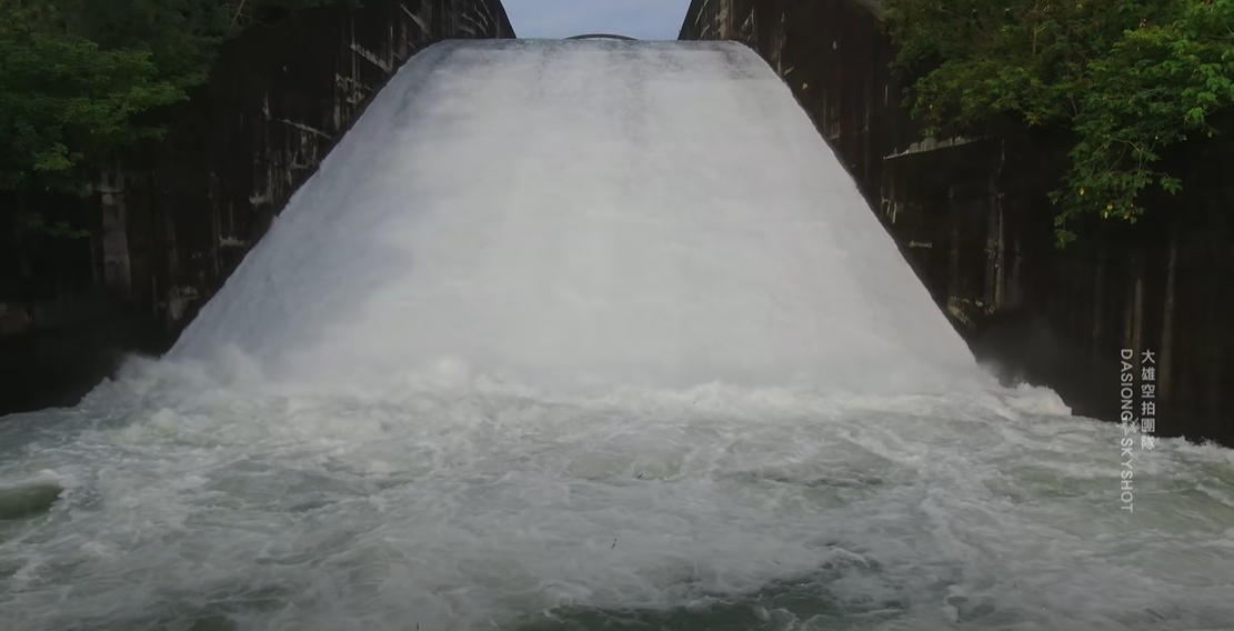 (影)水情大反轉！南化水庫「滿水位溢流」震撼空拍影片曝光