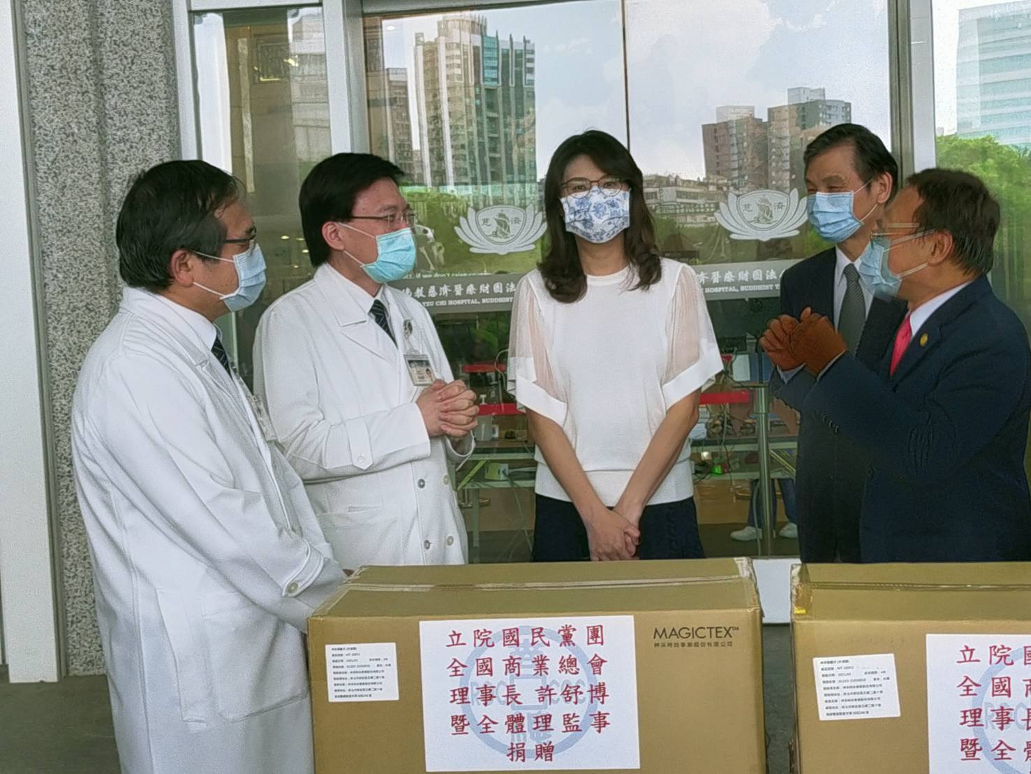 致謝台北慈濟醫院堅守第一線 國民黨團捐2000件防護衣 | 政治 | 新