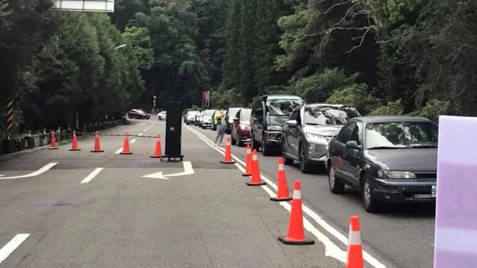 無視三級警戒！周末車潮塞爆日月潭 網怒罵：一群台灣鯛