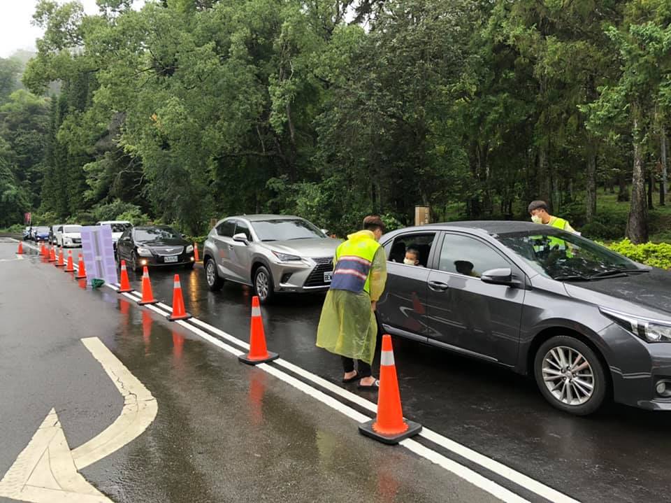無視三級警戒！周末車潮塞爆日月潭 網怒罵：一群台灣鯛