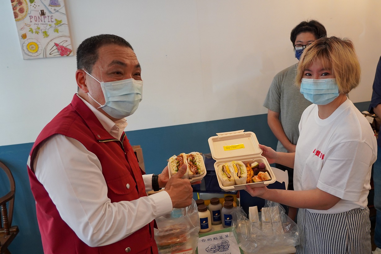 板橋沒有輸！22店家團結拚商機 侯友宜喊「台灣加油」