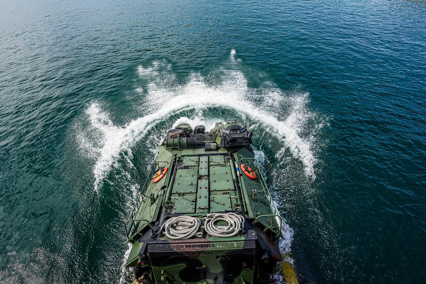 整軍備戰》水上策飛馬！「反奪島」尖兵 海陸AAV-7兩棲突擊車震撼登陸