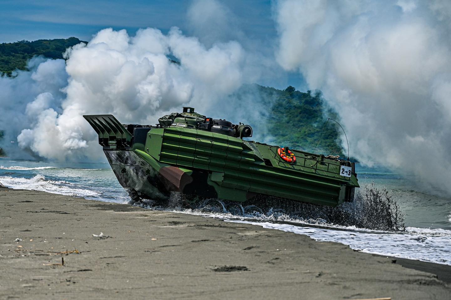 整軍備戰》水上策飛馬！「反奪島」尖兵 海陸AAV-7兩棲突擊車震撼登陸