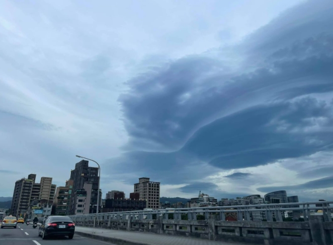 不是UFO、外星人！高嘉瑜分享雲朵照 氣象網解答：莢狀雲
